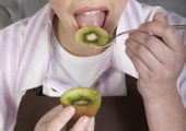女人和猕猴桃图片